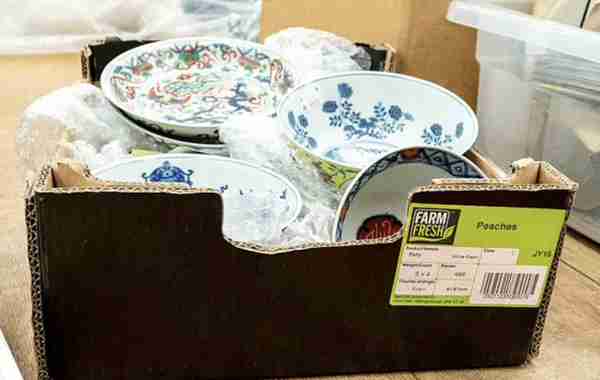英国男子将一箱中国盘碗送去拍卖，想卖300块，意外收获近百万